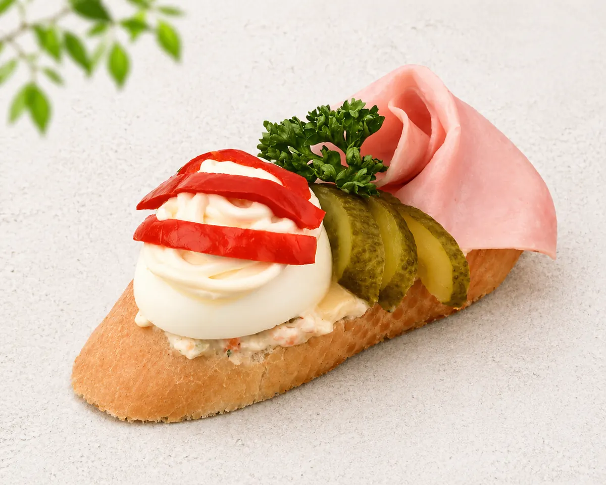 Chlebíčky, mísy, croissanty